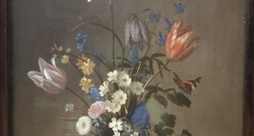 Fleurs dans une coupe en verre, coquillages, papillons et sauterelle