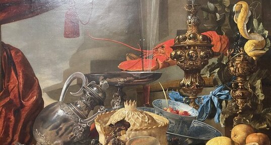 Nature morte de banquet avec orfèvrerie en argent et en métal doré, coquille (…)